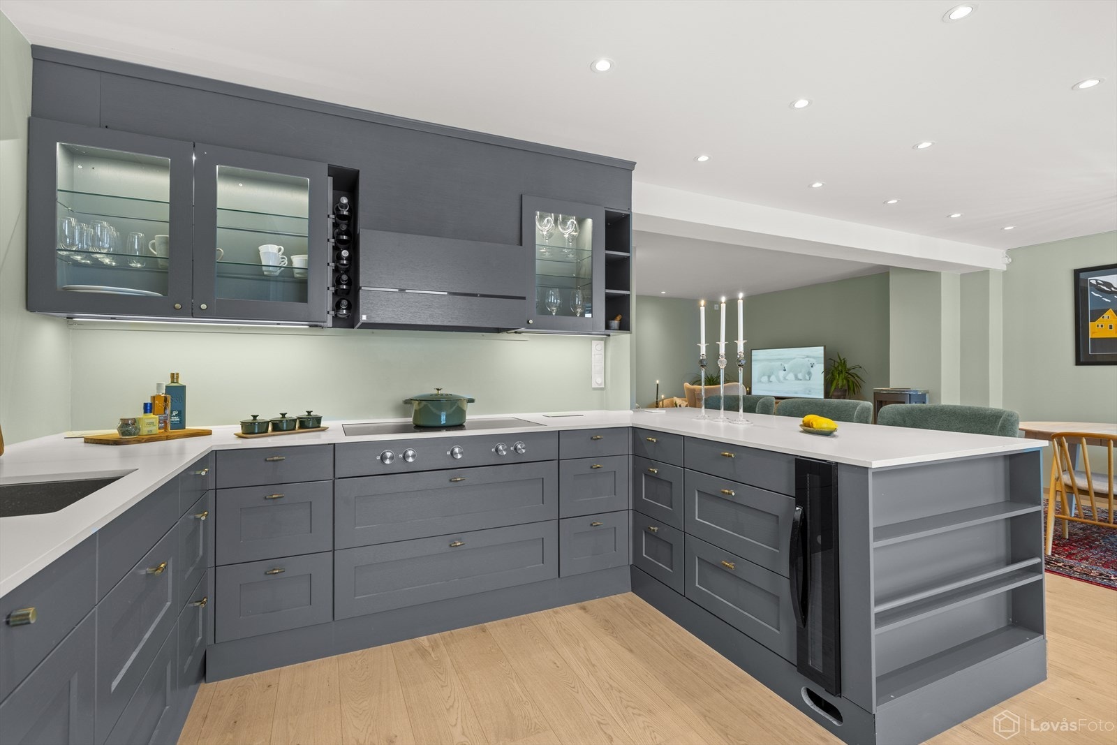 I tillegg til kjøl/frys, oppvaskmaskin, koketopp og stekeovn er det også integrert vinskap Galleribilde