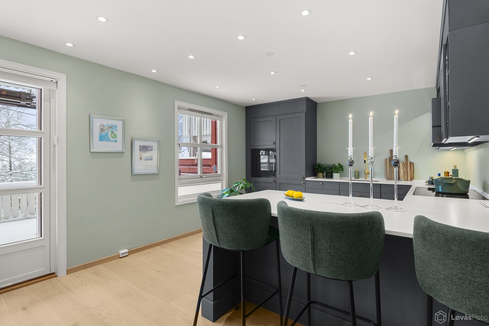 Kjøkkenet har medfølgende integrerte hvitevarer Galleribilde