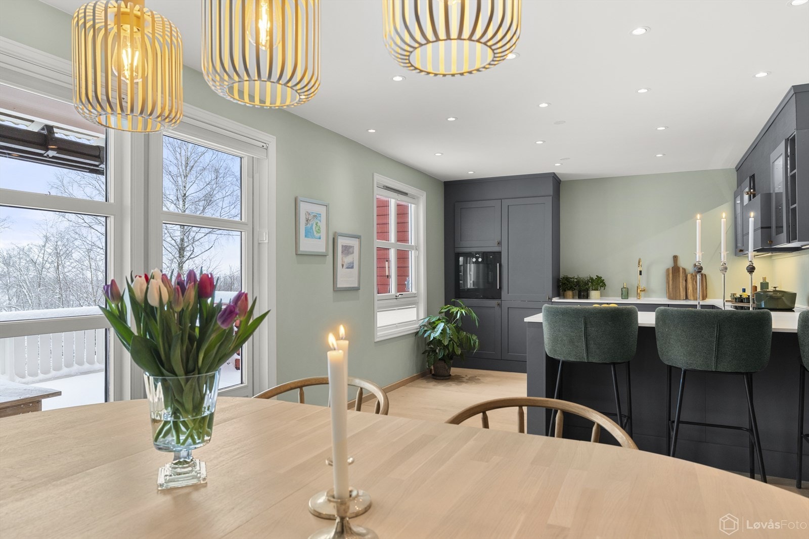 Fra stue og kjøkken er det store vestvendte glassflater Galleribilde