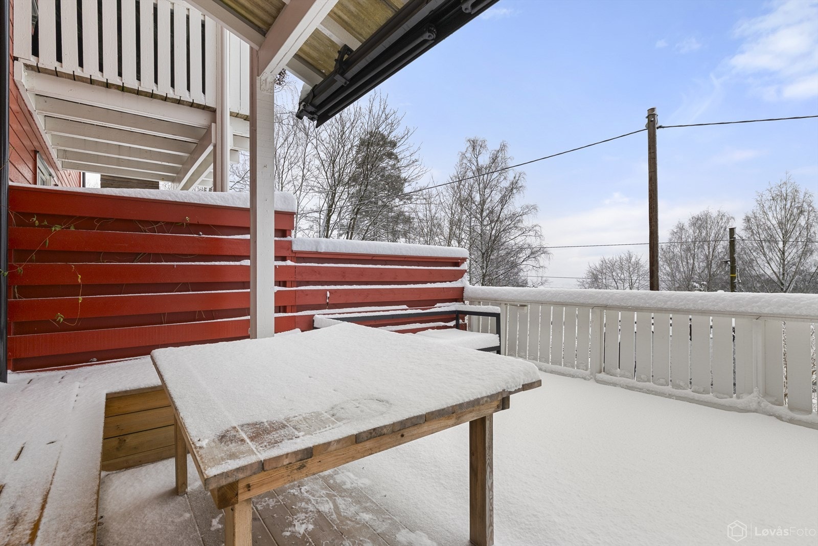 Terrassen er vestvendt og har sol på ettermiddag og til sen kveld. Galleribilde