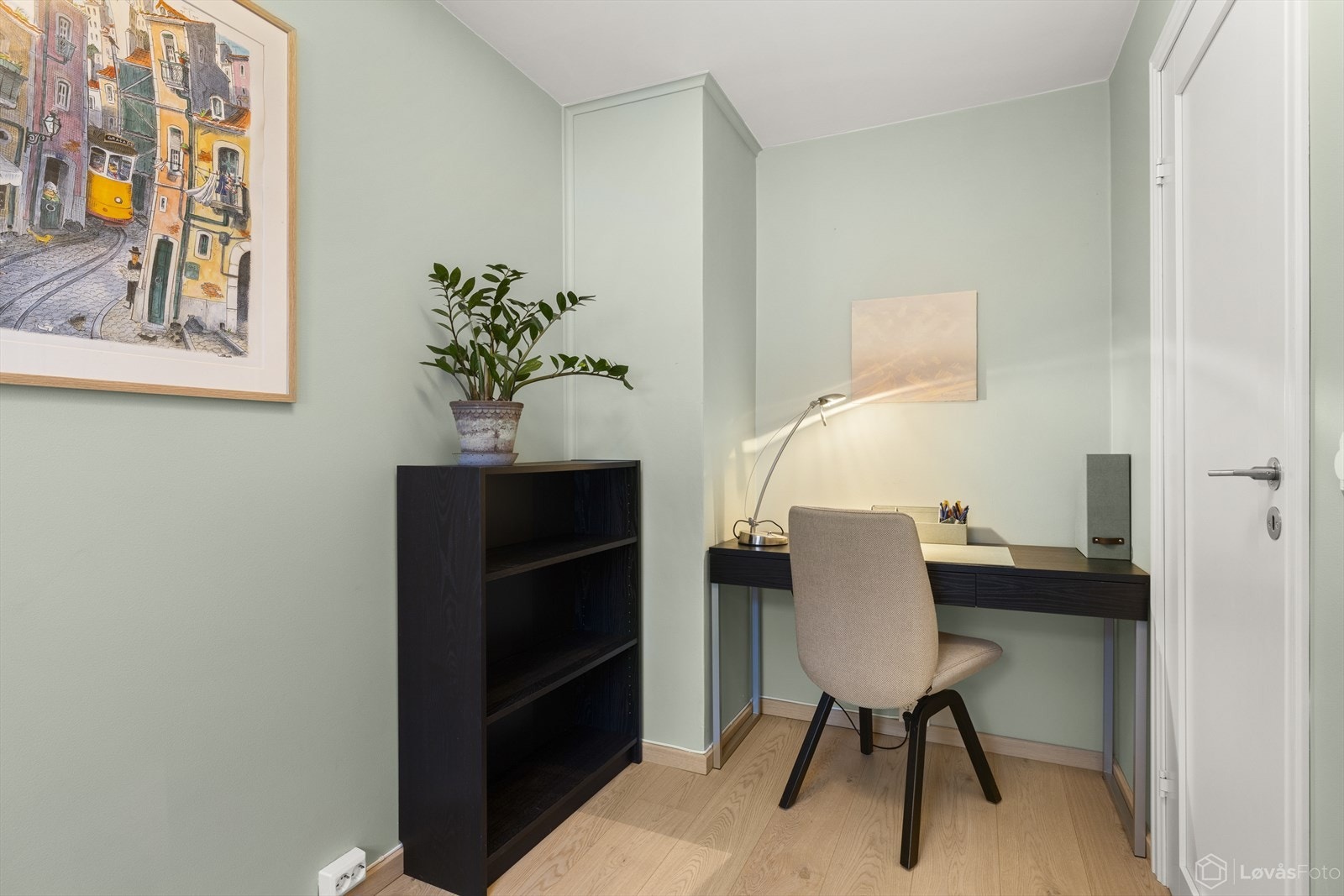 Her er det også plass til oppbevaringsmøbler eller kontorplass Galleribilde