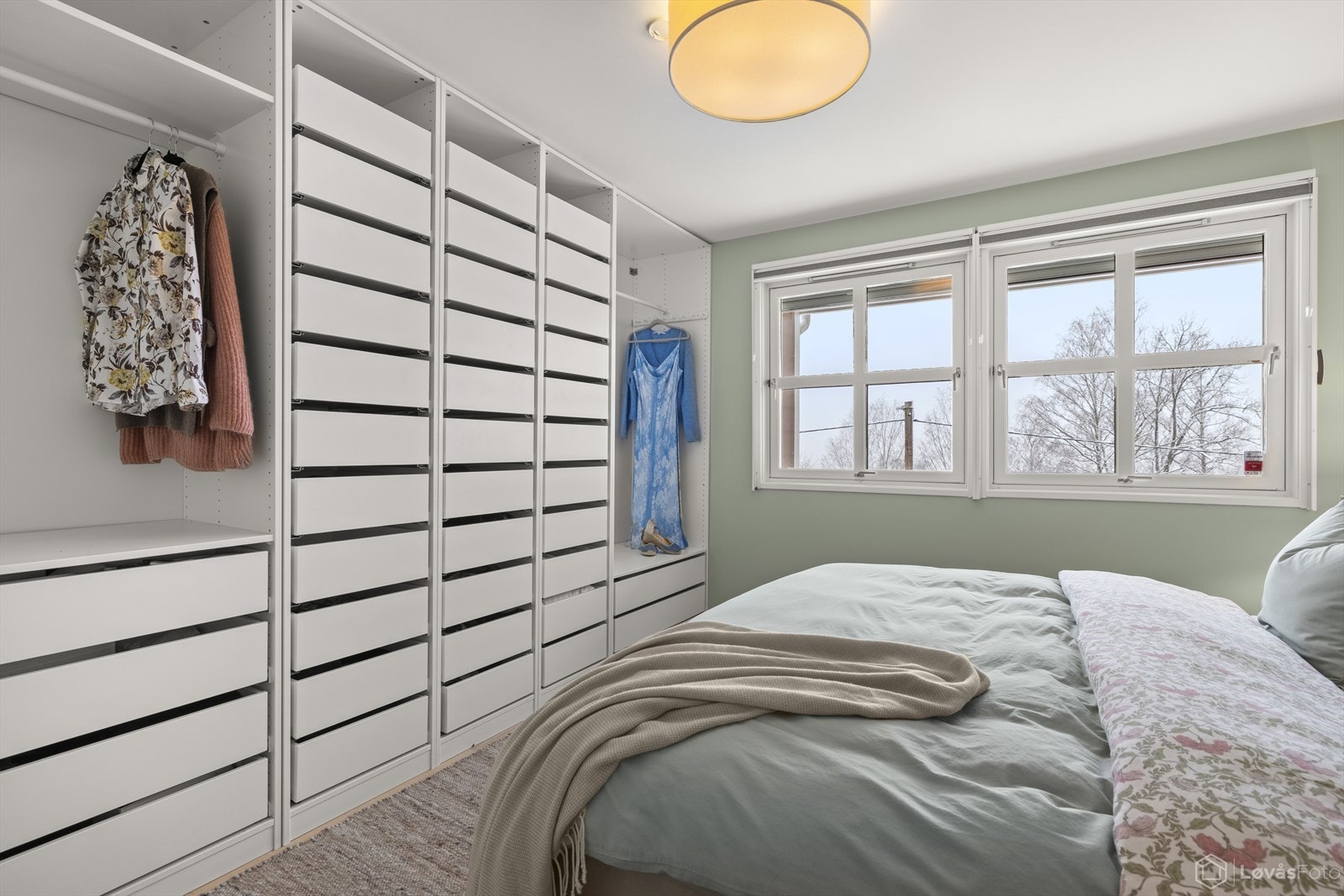 Hovedsoverommet har også store garderobeskap. Skulle man ønske skapdører på disse kan dette enkelt ettermonteres Galleribilde