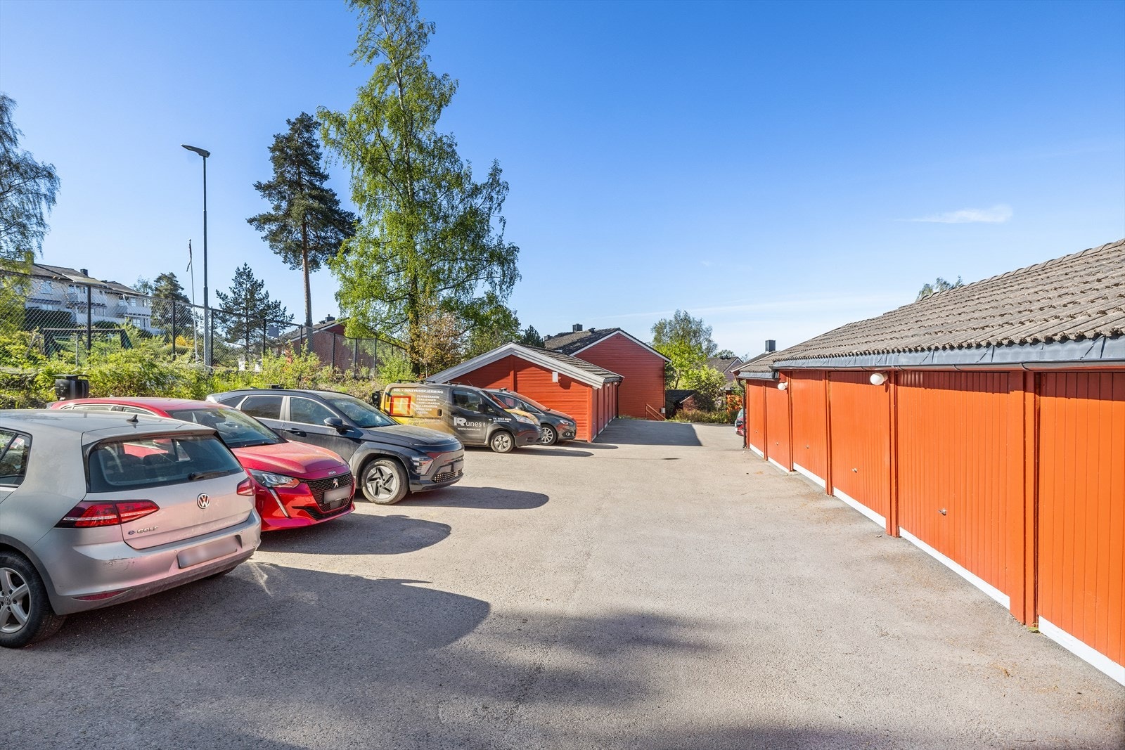 Alle andelseier har rett på p-plass. Infrastuktur for montering av el-billader er klargjort på samtlige plasser. Det er også mulig å stå på liste for garasje. Galleribilde