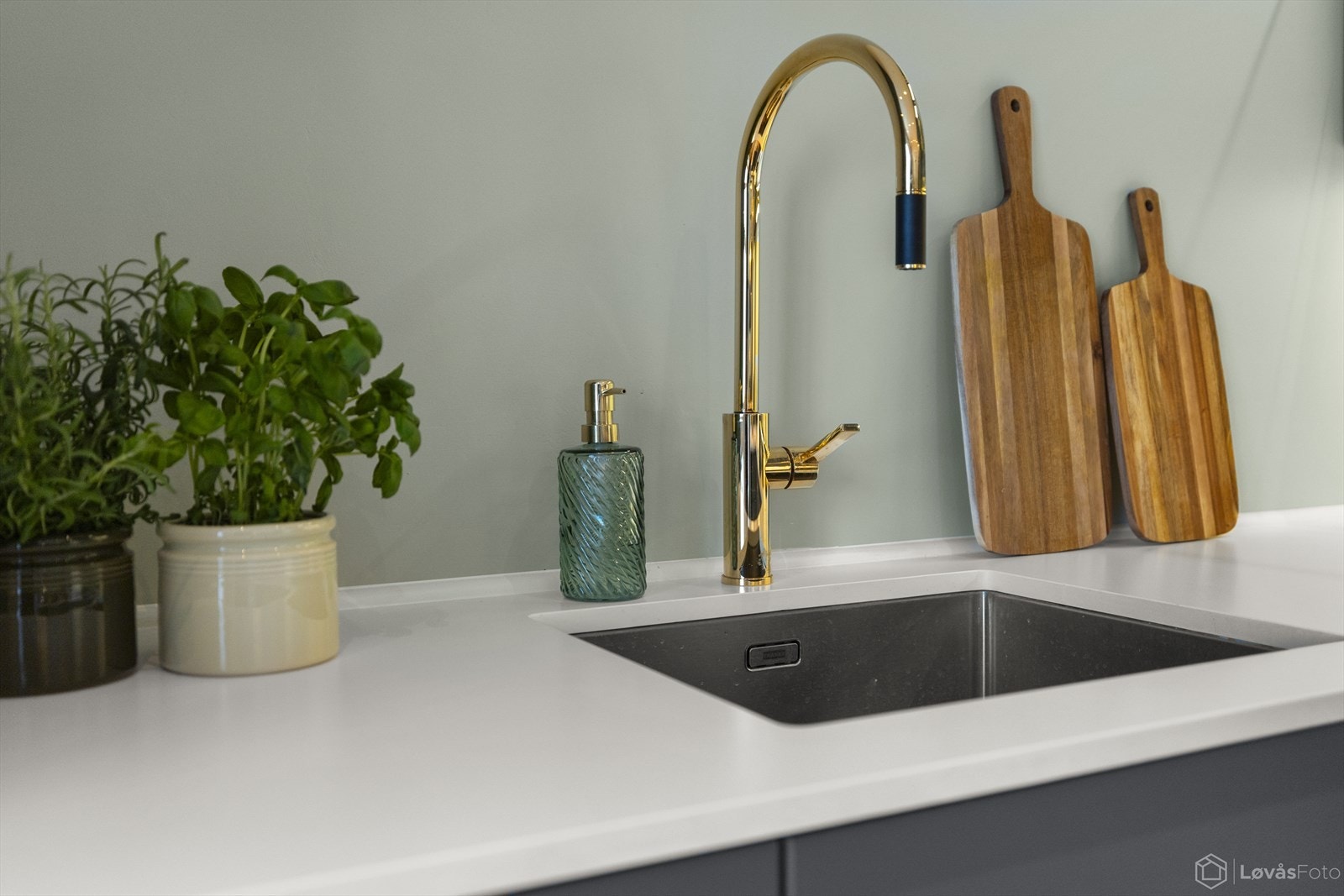 Kjøkkenet har benkeplate i Silestone med underlimt kum Galleribilde