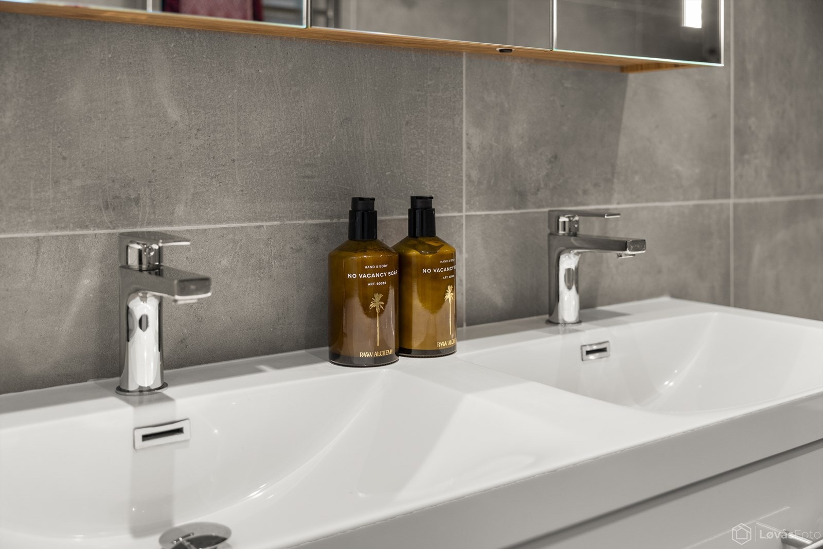 Baderommsinnredning med dobbel servant Galleribilde