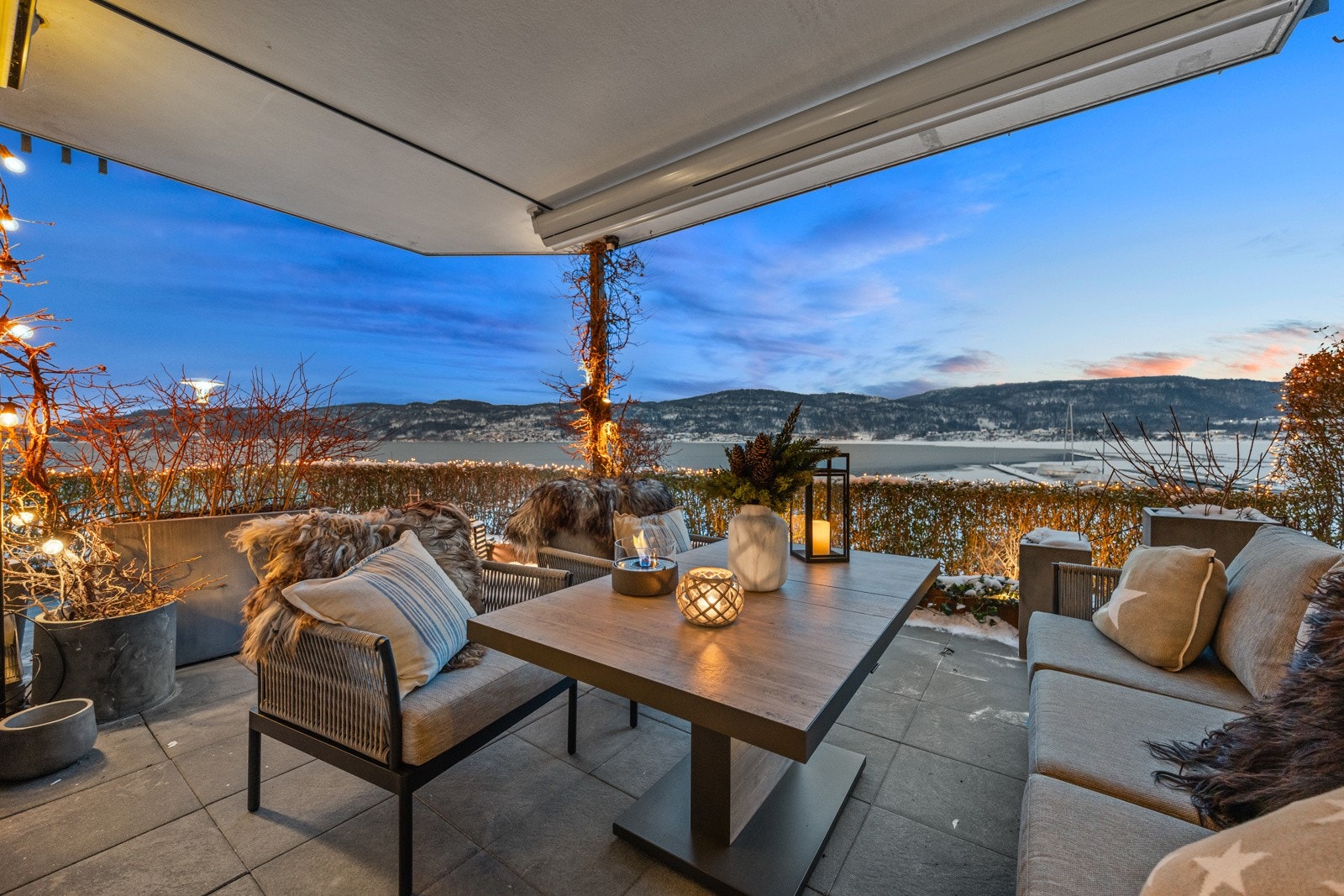 Leiligheten ligger helt i front mot vannet og brygga. Galleribilde