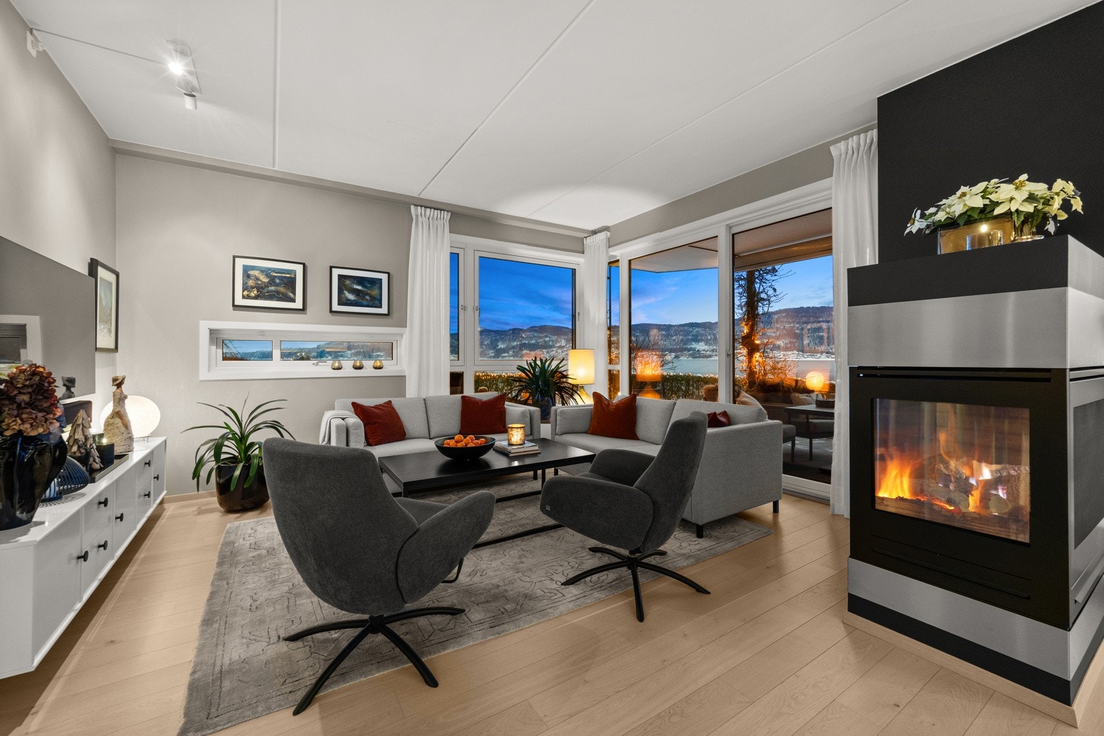 Stuen har en naturlig soneinndeling med plass til en avslappende sofagruppe og spisebord i egne soner. Galleribilde