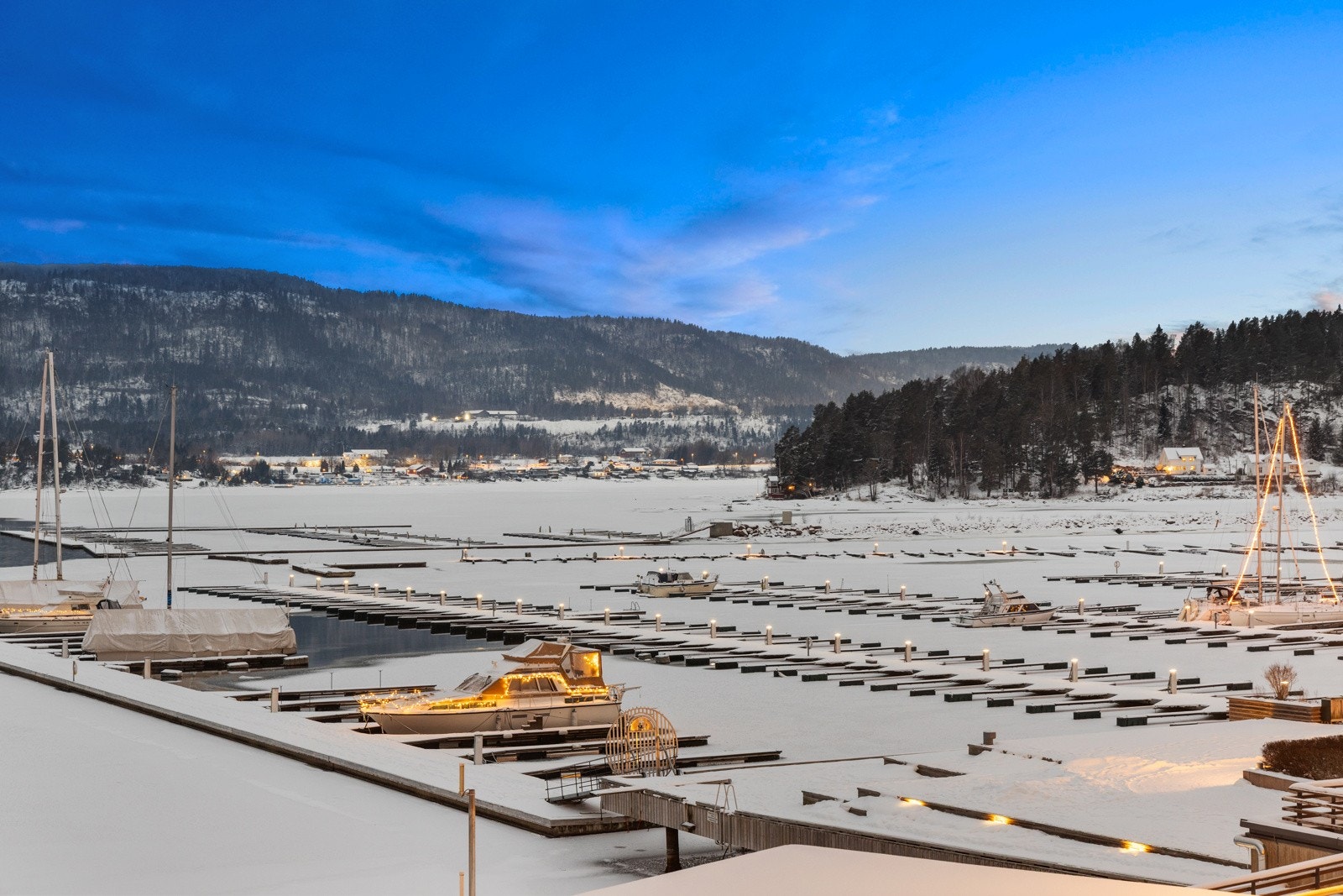 Seksjonen disponerer også fast båtplass på brygge rett ved siden av. Båthavna er en velorganisert småbåthavn med strøm og vann langs bryggene og nattevaktordning. Galleribilde