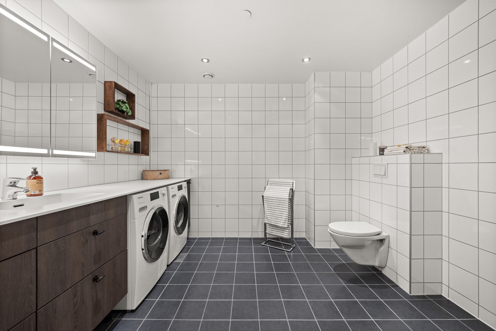 Romslig og flislagt. Komplett utstyrt. Galleribilde