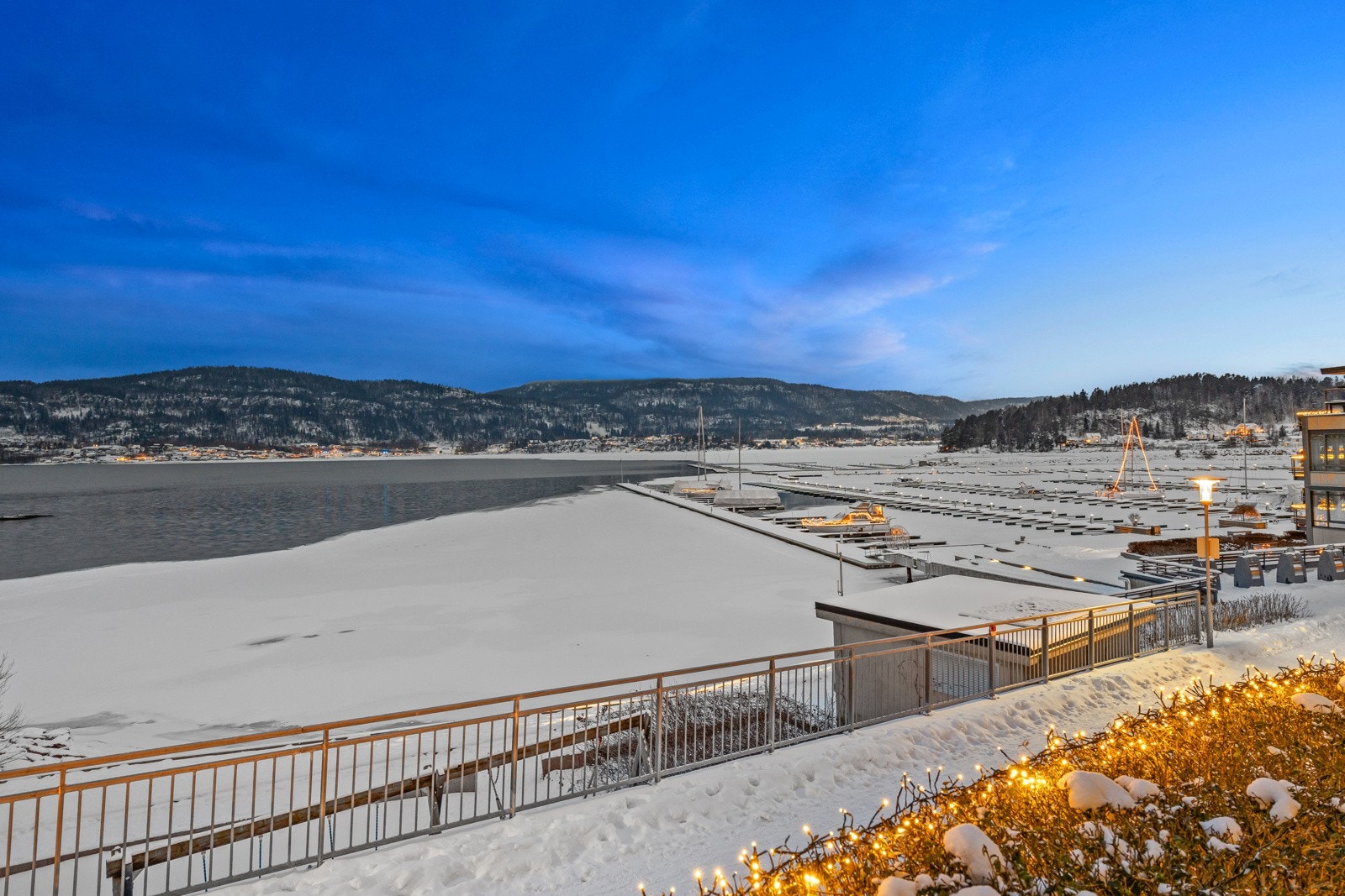 Området er tilbaketrukket fra byliv og støy med kort gangavstand til skog og mark. Båtplassen ligger rett utenfor stuen. Galleribilde