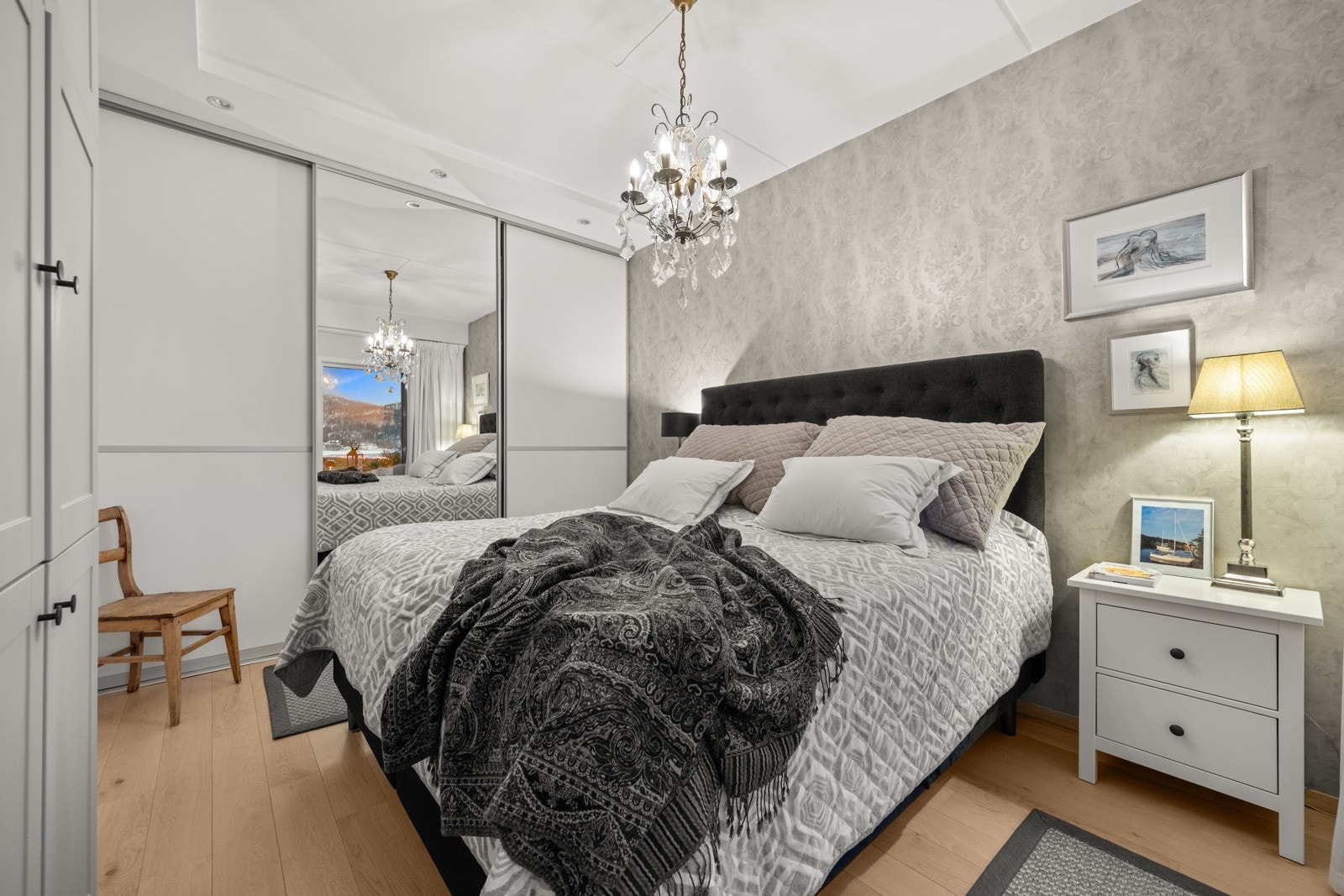 Skyvedørsgarderobe på dette soverommet. Galleribilde