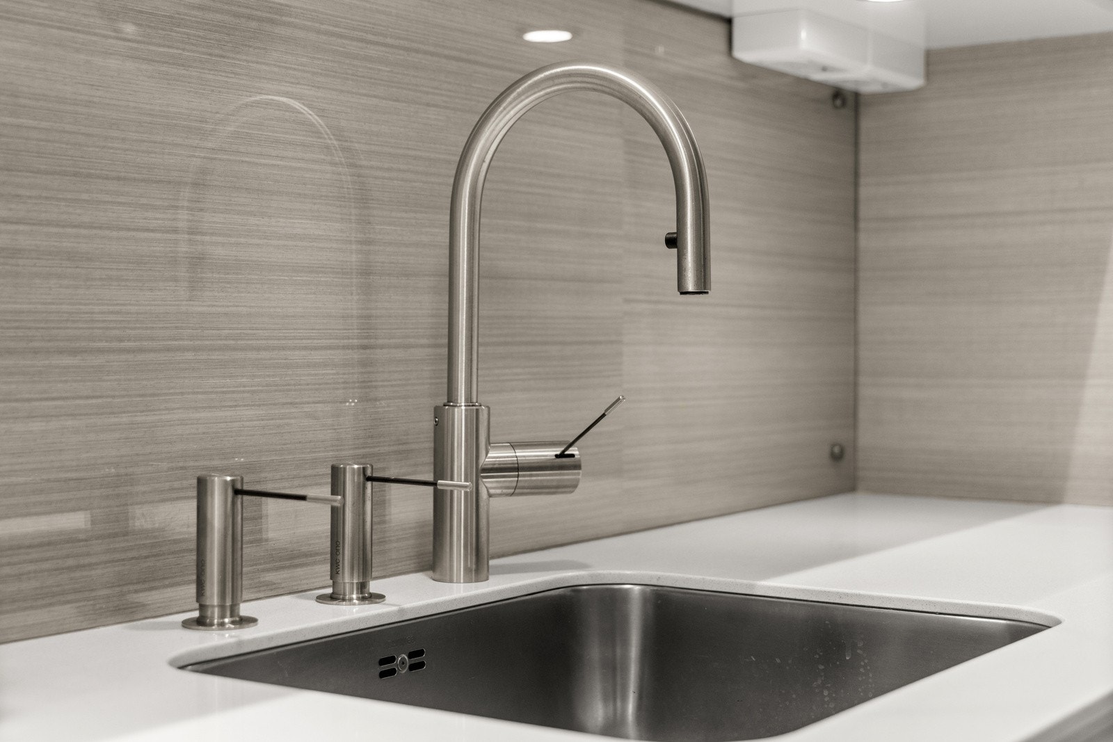 Benkeplaten i stein er solid til daglig bruk uten at det går på kompromiss med designet, og det er underlimt kum i rustfritt stål. Galleribilde