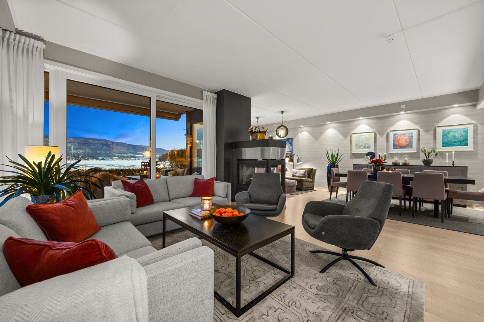 Det flotte oppholdsrommet domineres av store vinduer vendt ut mot vannet som sikrer maksimal utsikt og gir gode lysforhold hele dagen. Galleribilde