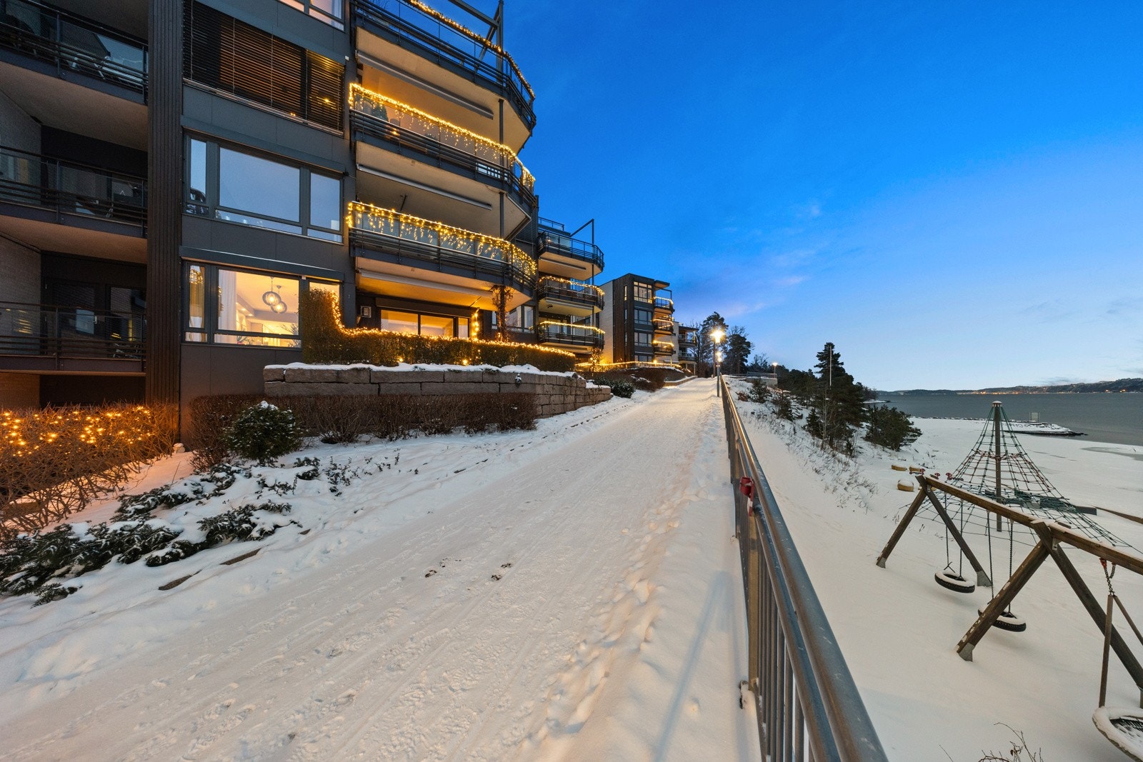 Som en del av de sosiale møteplassene i området, finnes også sandvolleybane, basket court, boule-bane og treningsapparater. Galleribilde