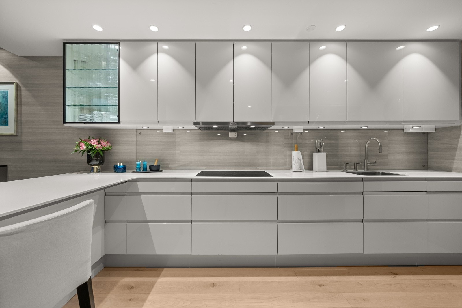 Særdeles pent og moderne kjøkken åpent mot stuen, men likevel i egen sone. Galleribilde