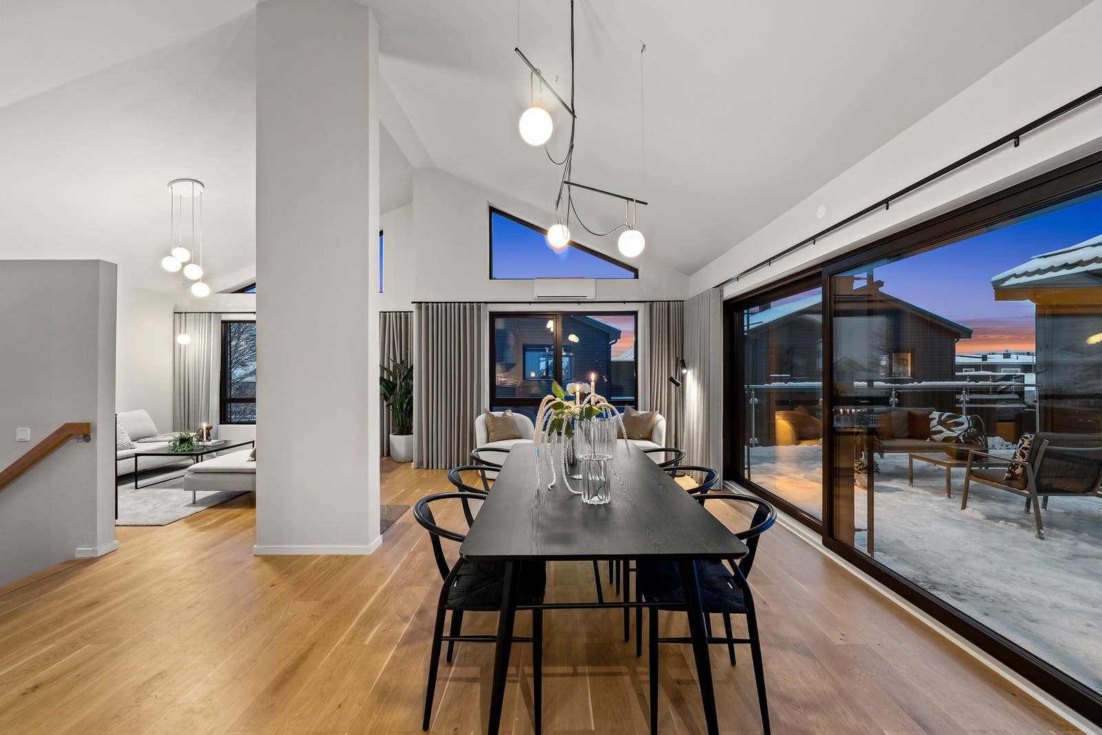 Spisestuen innbyr til hyggelige måltider med familie og venner. Galleribilde