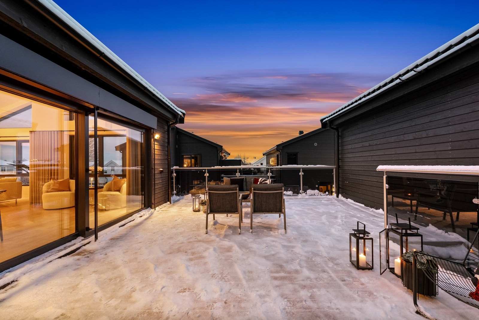 Fra stuen er det direkte utgang til en romslig vestvendt terrasse på hele 37 kvm, med flotte solforhold store deler av dagen. Galleribilde