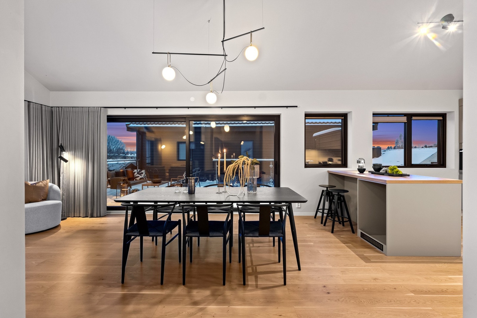 Spisestuen ligger i nær tilknytning til kjøkkenet og gjør det enkelt å være sosial mens matlagingen pågår. Store vindusflater slipper inn rikelig med naturlig lys og gir en luftig atmosfære. Galleribilde