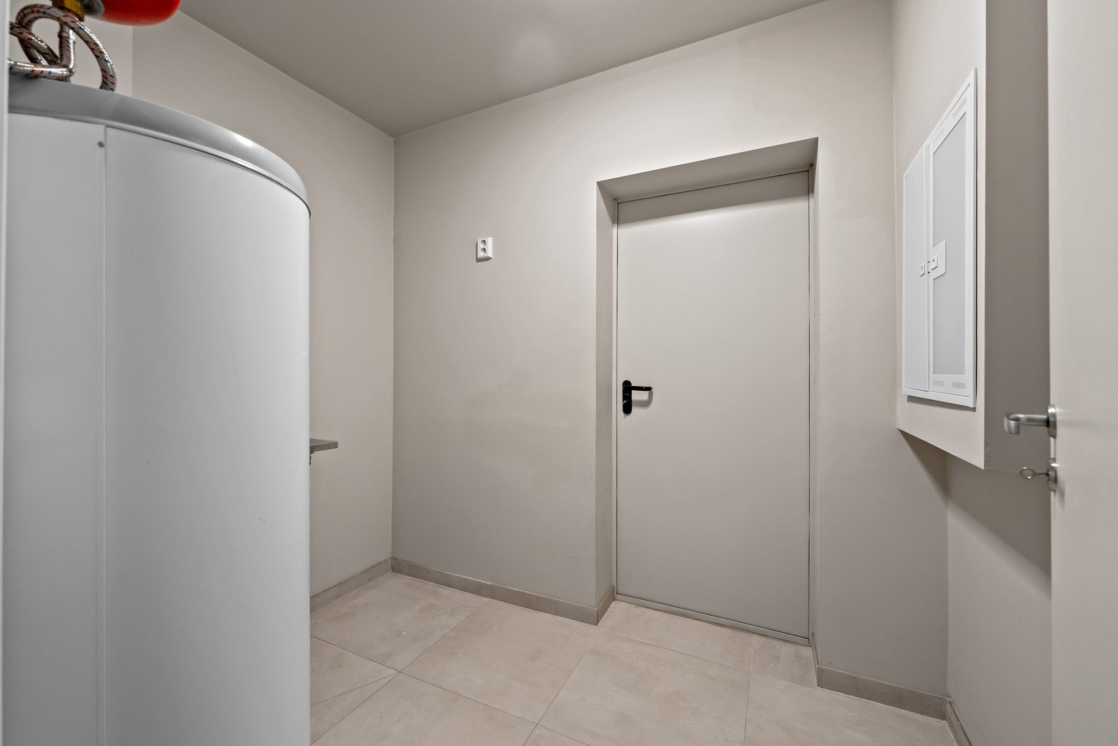 Boligen har et romslig og funksjonelt teknisk rom i 1. etasje, med flislagt gulv og malte slette veggflater. Her er det utslagsvask i stål, opplegg for både vaskemaskin og tørketrommel, samt plassering av varmtvannsbereder. Galleribilde