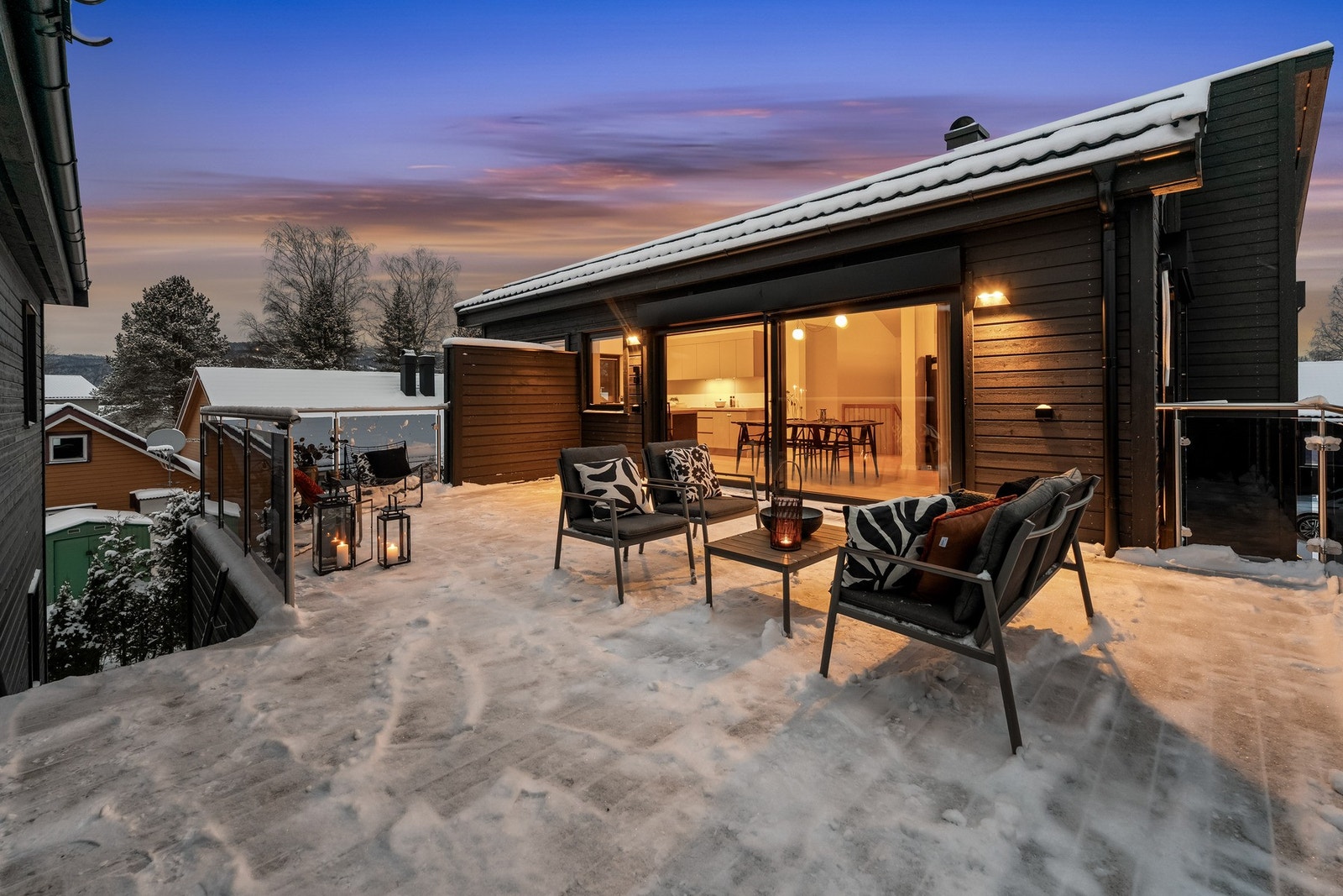 Fra stuen er det utgang til en stor vestvendt terrasse på hele 37 kvm hvor man kan nyte gode solforhold gjennom store deler av dagen på sommerstid. Galleribilde