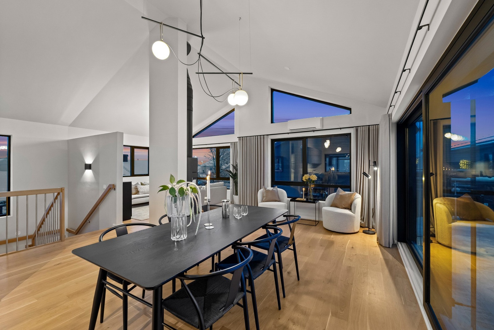 Den åpne stuen imponerer med en unik takhøyde på opptil 4 meter på det høyeste, som gir en fantastisk romfølelse og arkitektonisk karakter. Galleribilde