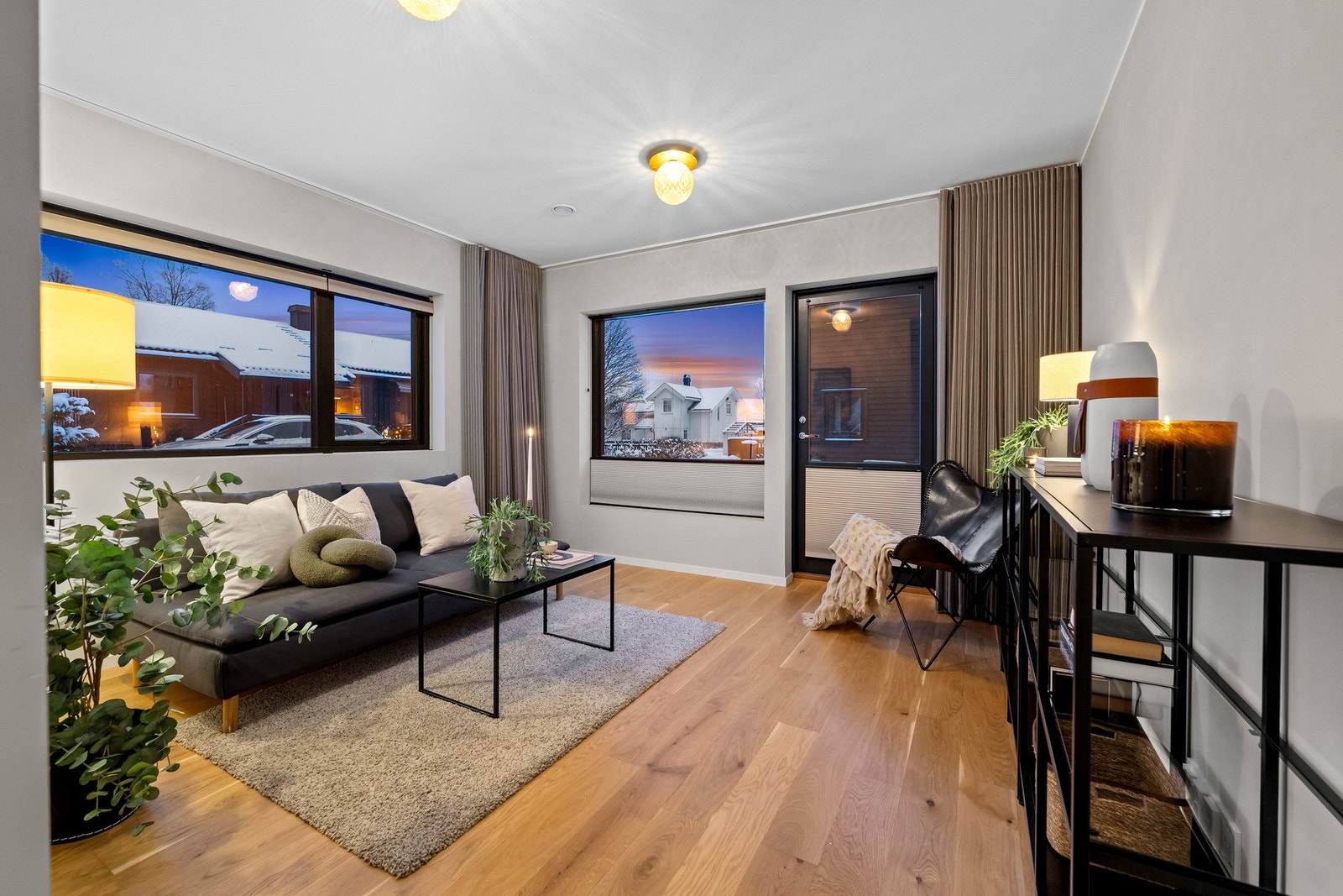 TV-stuen gir ekstra privatliv og fleksibilitet for familien. Rommet kan benyttes som TV-stue, lekerom eller hjemmekontor, og kan også fungere som et alternativt soverom, avhengig av behov og bruk. Galleribilde