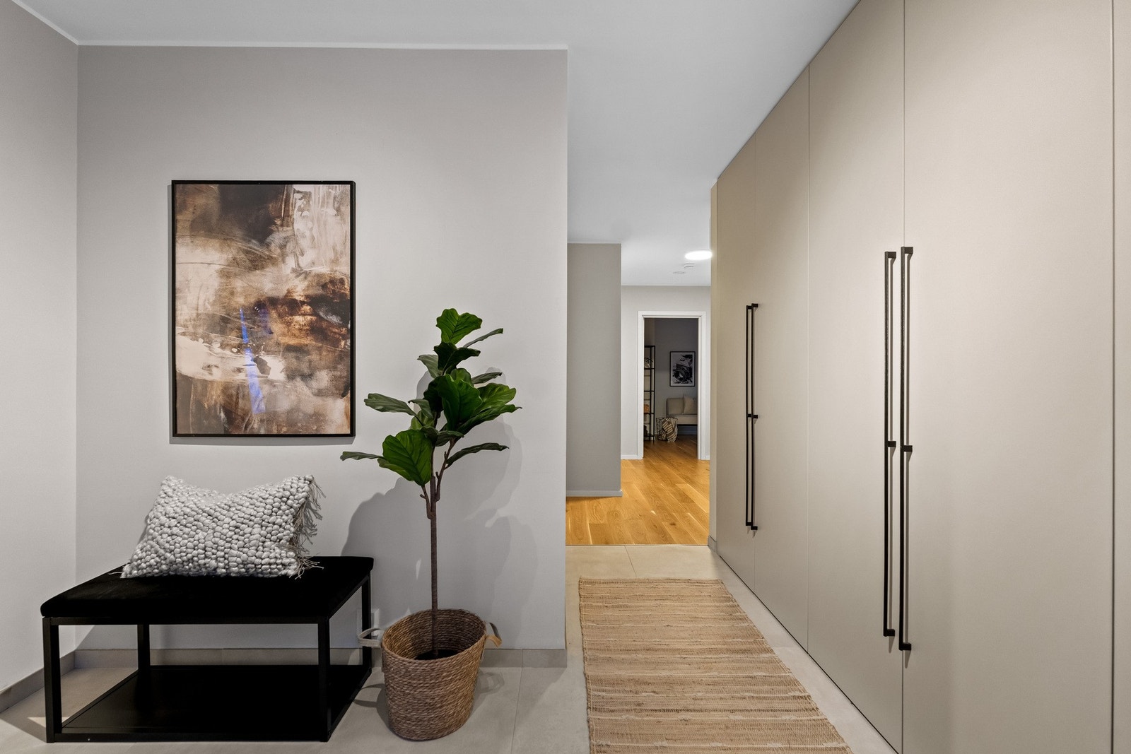 Lys og innbydende entré/hall med store, delikate fliser på gulv som gir et godt førsteinntrykk. Galleribilde