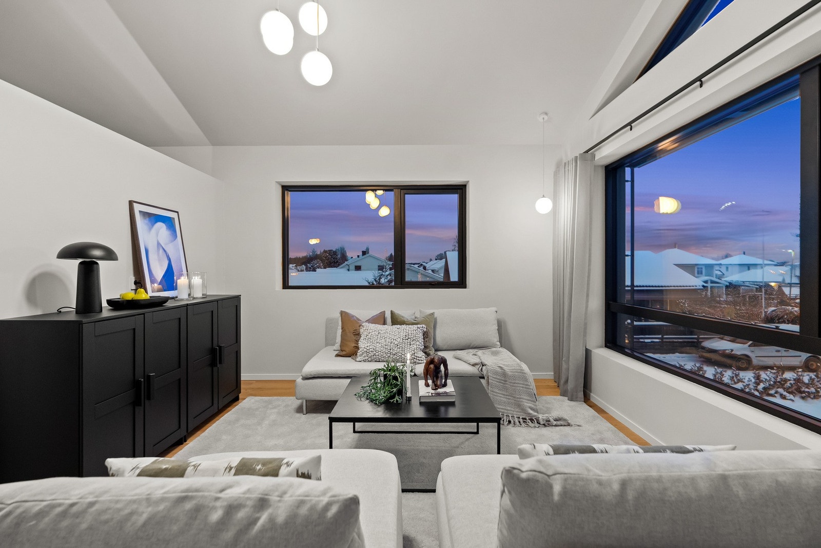 På veggen er det montert en luft-til-luft varmepumpe på vegg som bidrar til en jevn innetemperatur året gjennom. Galleribilde