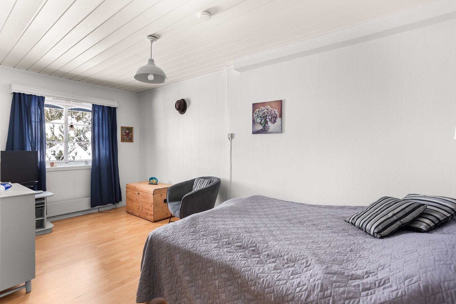 Et lyst og romslig soverom med flere møbleringsmuligheter. Galleribilde