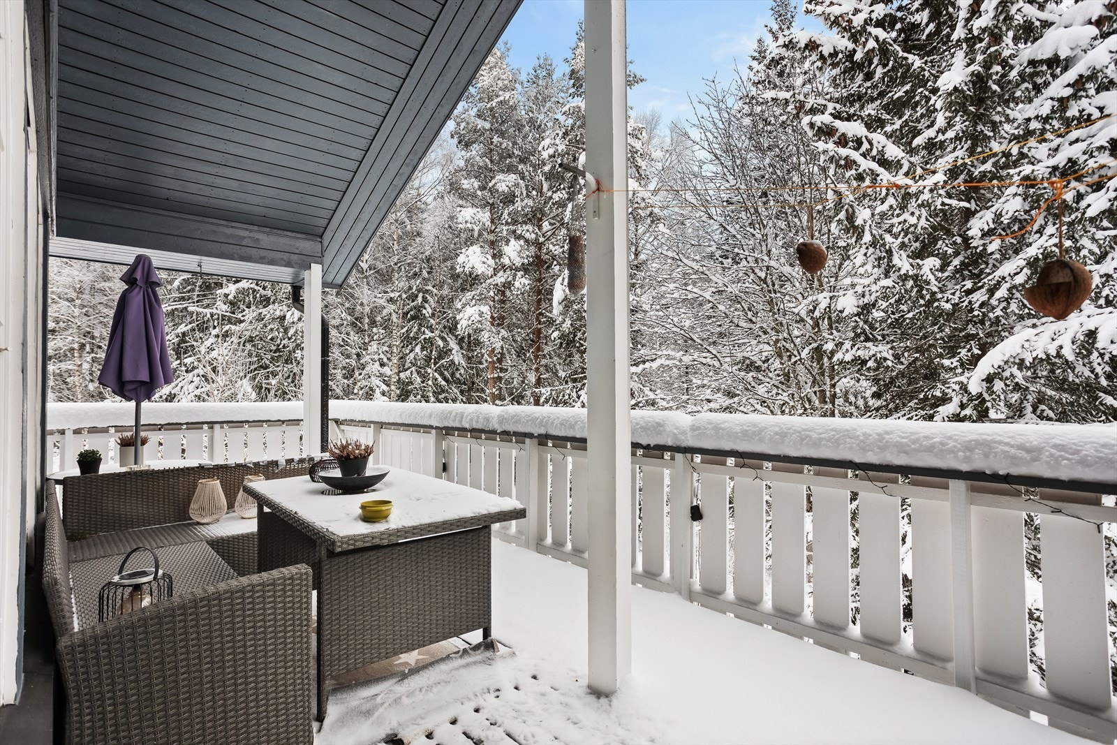 Den overbygde terrassen gir en lun uteplass med direkte tilknytning til stuen. Galleribilde