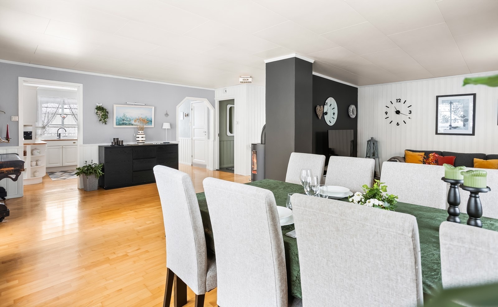 Den åpne planløsningen gir god kontakt mellom spisestuen, stuen og kjøkkenet. Galleribilde