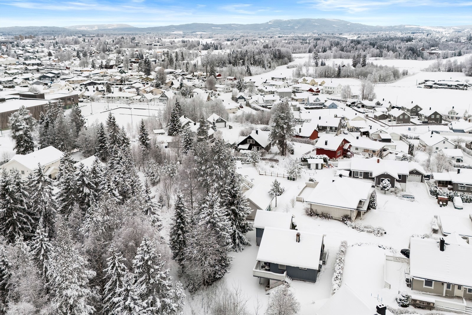 Eiendommen ligger i et etablert og familievennlig boligområde med nærhet til natur. Galleribilde