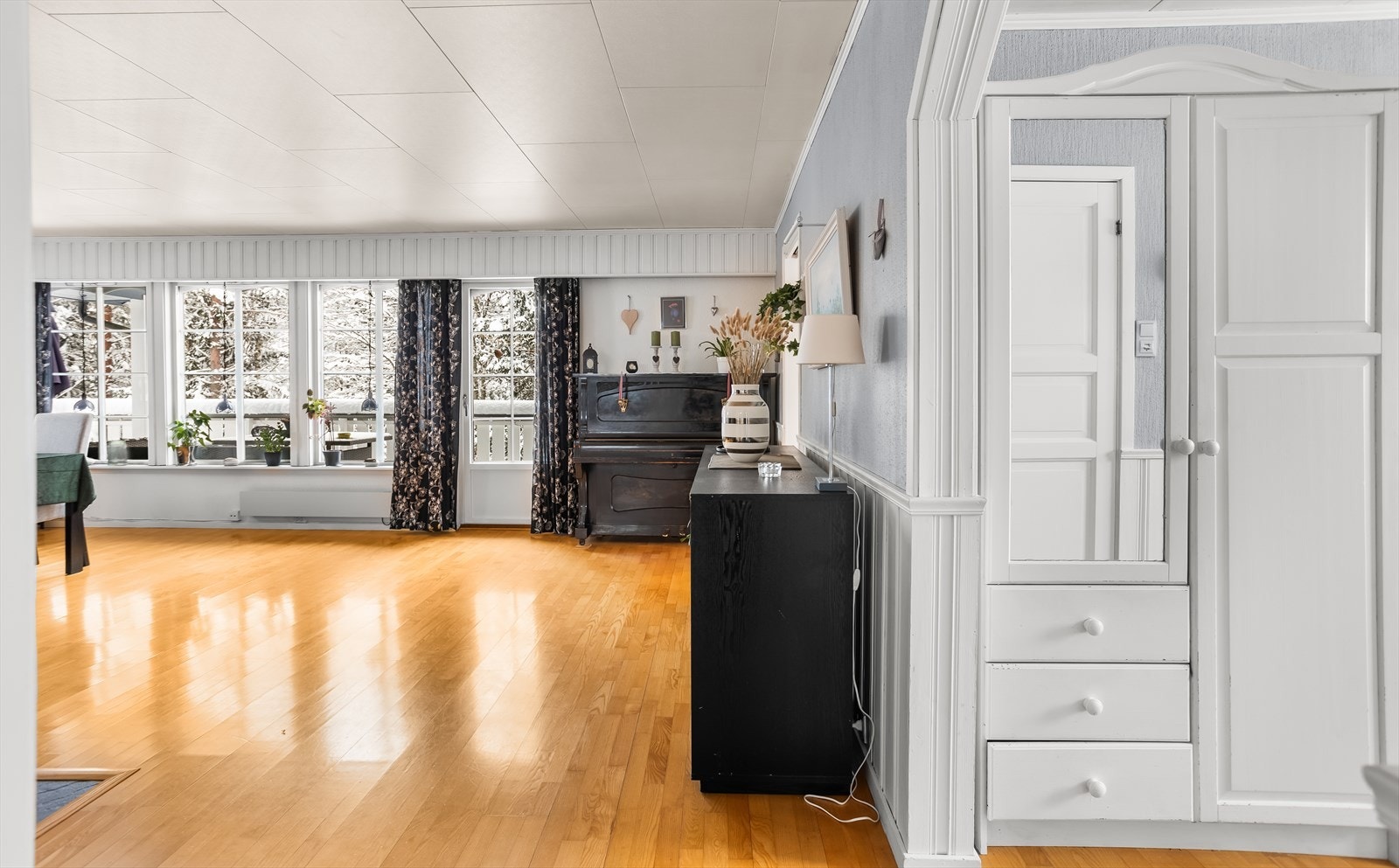 Gjennomgående eikeparkett på gulvet skaper en helhetlig følelse i oppholdsrommene. Galleribilde