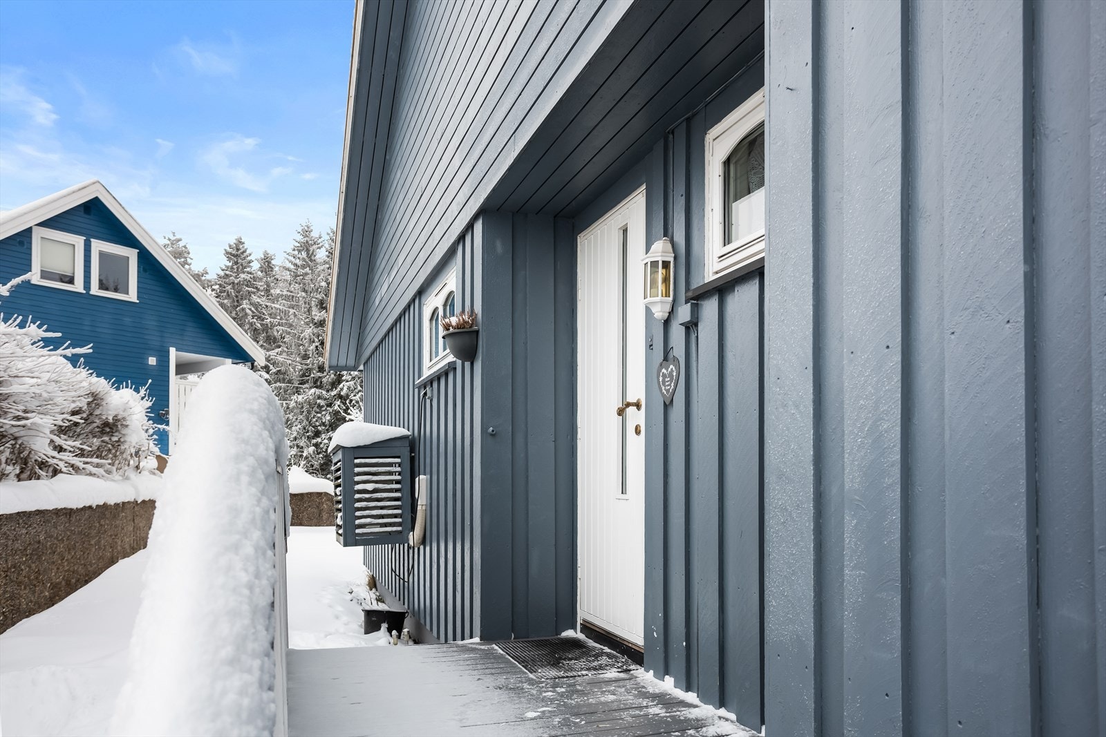 Enebolig med tilhørende garasje og et innbydende, overbygd inngangsparti. Galleribilde