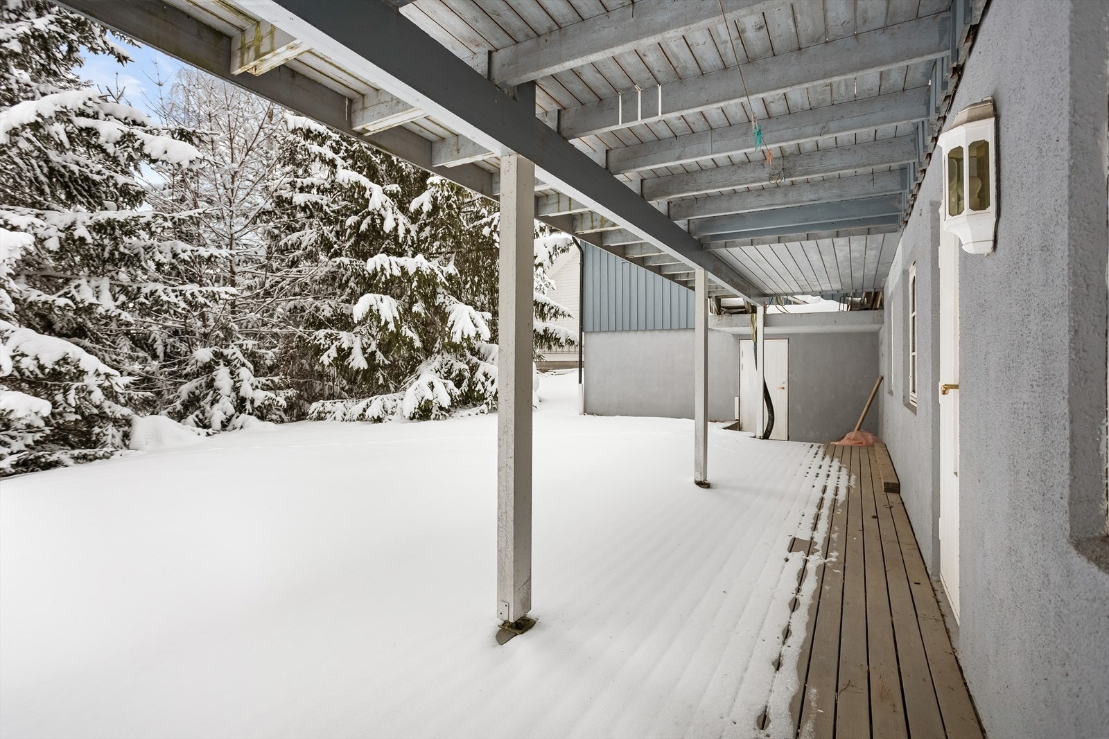 Under terrassen er det et overbygd uteområde med direkte tilgang fra underetasjen. Galleribilde