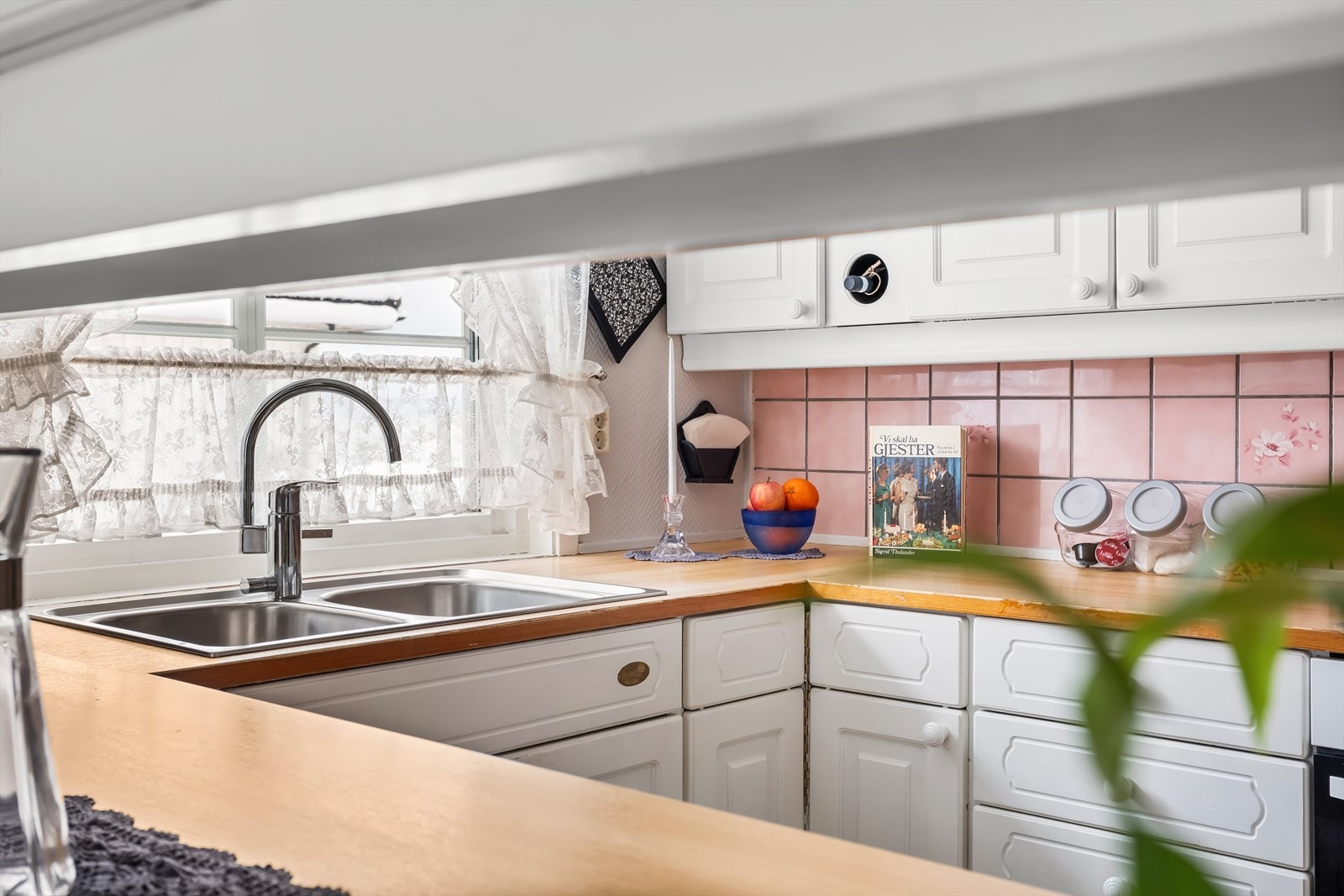 Benkeplate i heltre og profilerte fronter understreker den klassiske stilen. Galleribilde