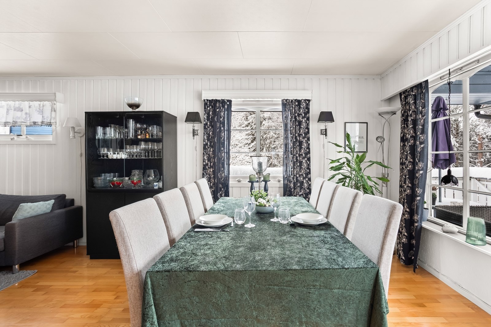 Spisestuen har god plass til langbord for sosiale sammenkomster. Galleribilde