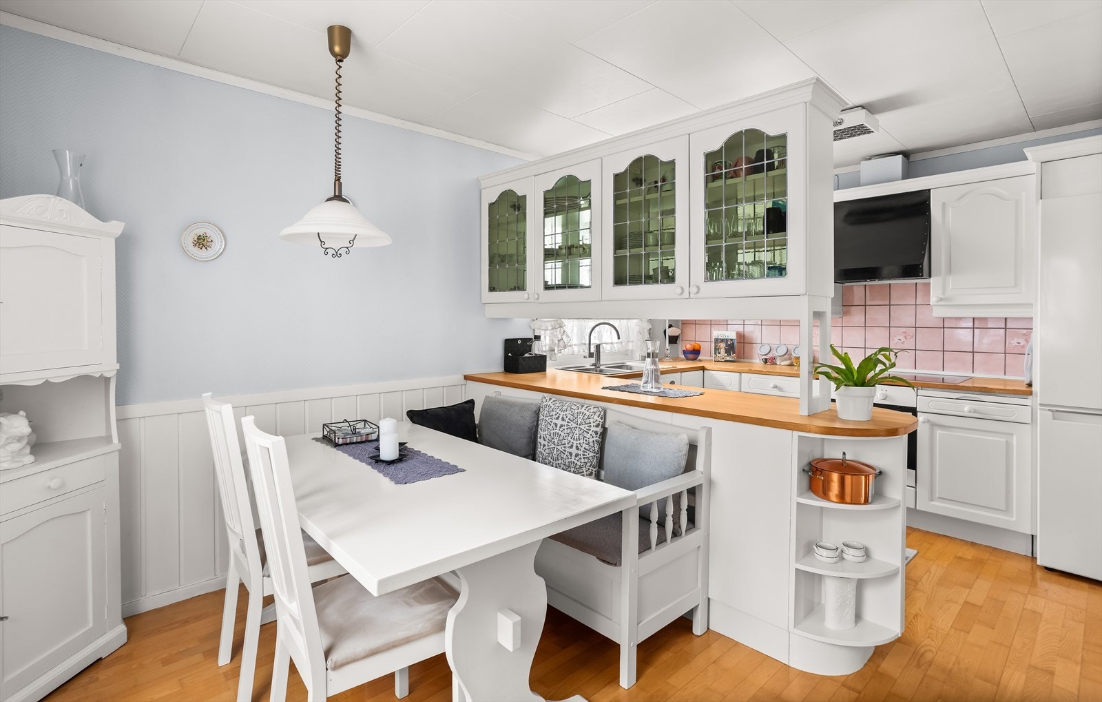 Den plassbygde sittebenken skaper en arealeffektiv og hyggelig spisekrok. Galleribilde