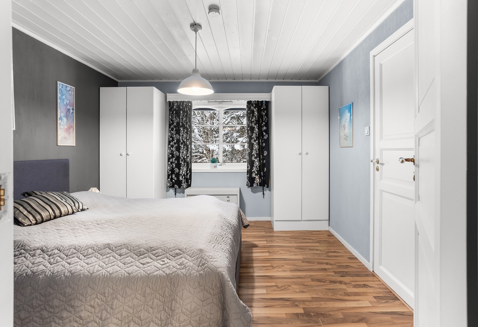 Soverom med plass til både seng og garderobeskap. Galleribilde