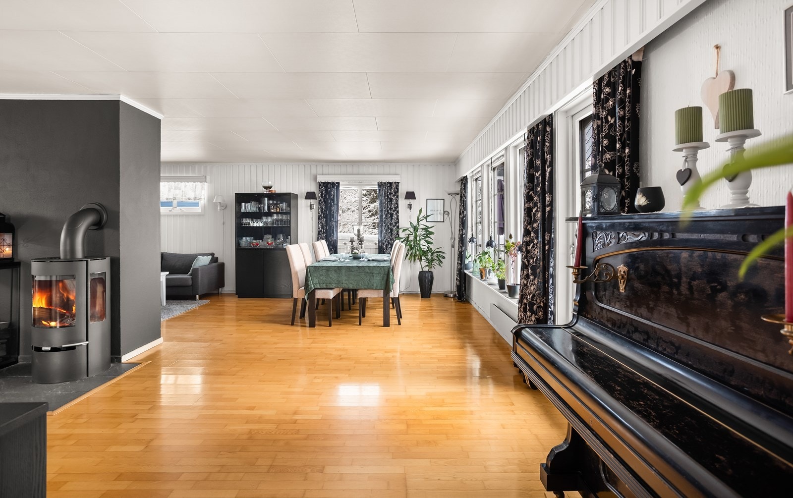 Stuen er gjennomgående og gir fleksible møbleringsmuligheter for både sofagruppe og spisebord. Galleribilde