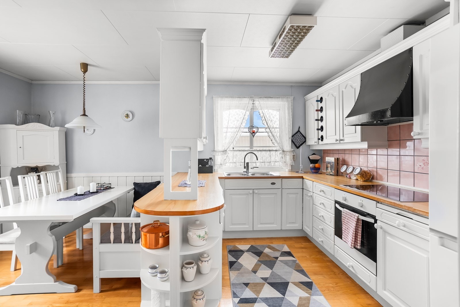 Kjøkkenet har en praktisk U-formet innredning. Galleribilde