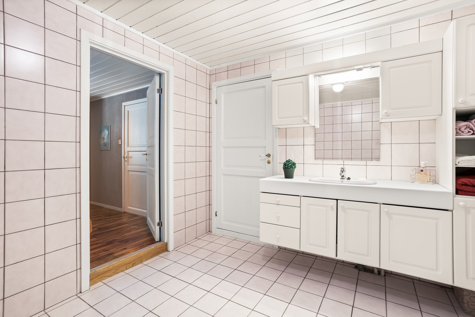 Baderomsinnredning med heldekkende servant og god oppbevaringsplass i skap og skuffer. Galleribilde