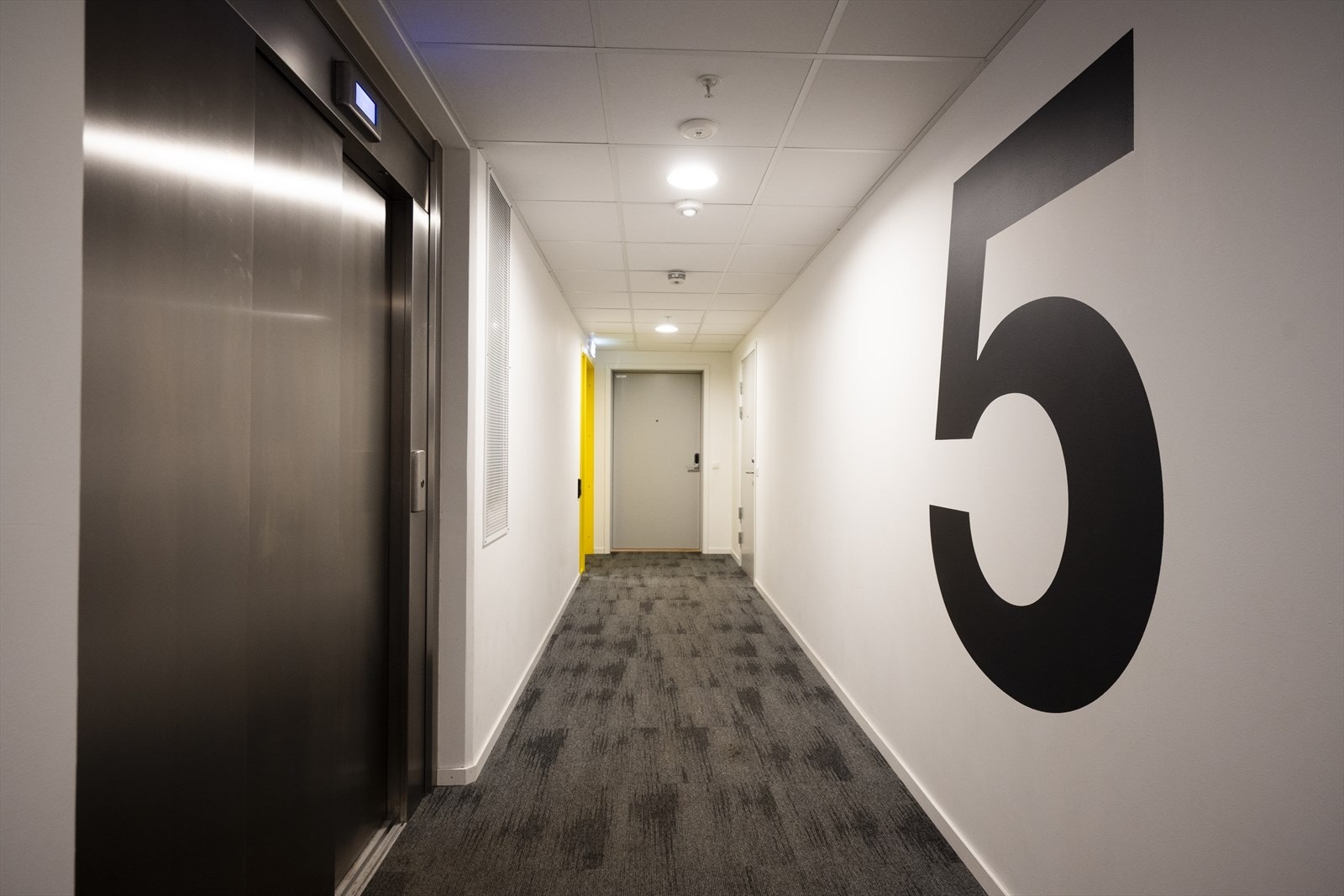 Det er adkomst via felles inngangsparti hvor det er trappeoppgang og heisadkomst. Galleribilde