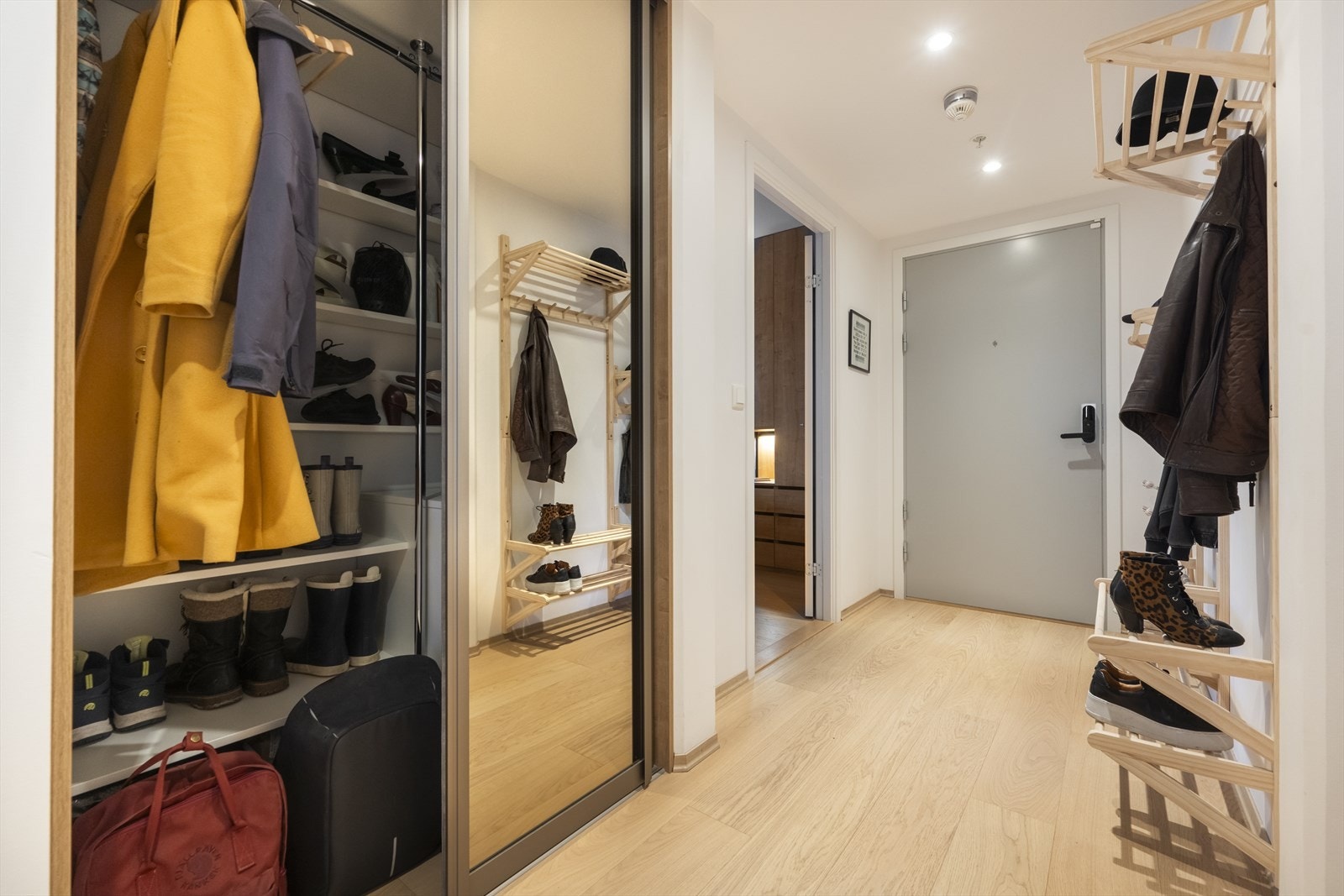 Smart låssystem som gjør inngangen til leiligheten enkel og praktisk. Galleribilde