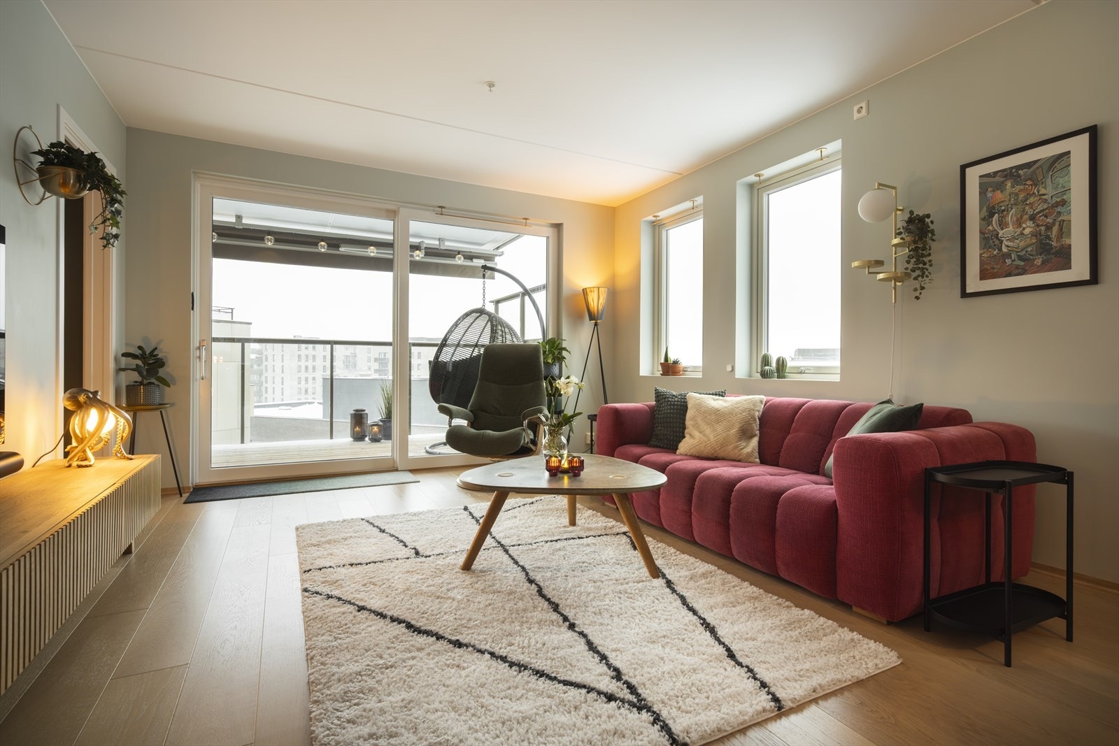 Med sin gode romfordeling og store vindusflater som gir rikelig med lys, oppleves stuen som romslig og luftig. Galleribilde