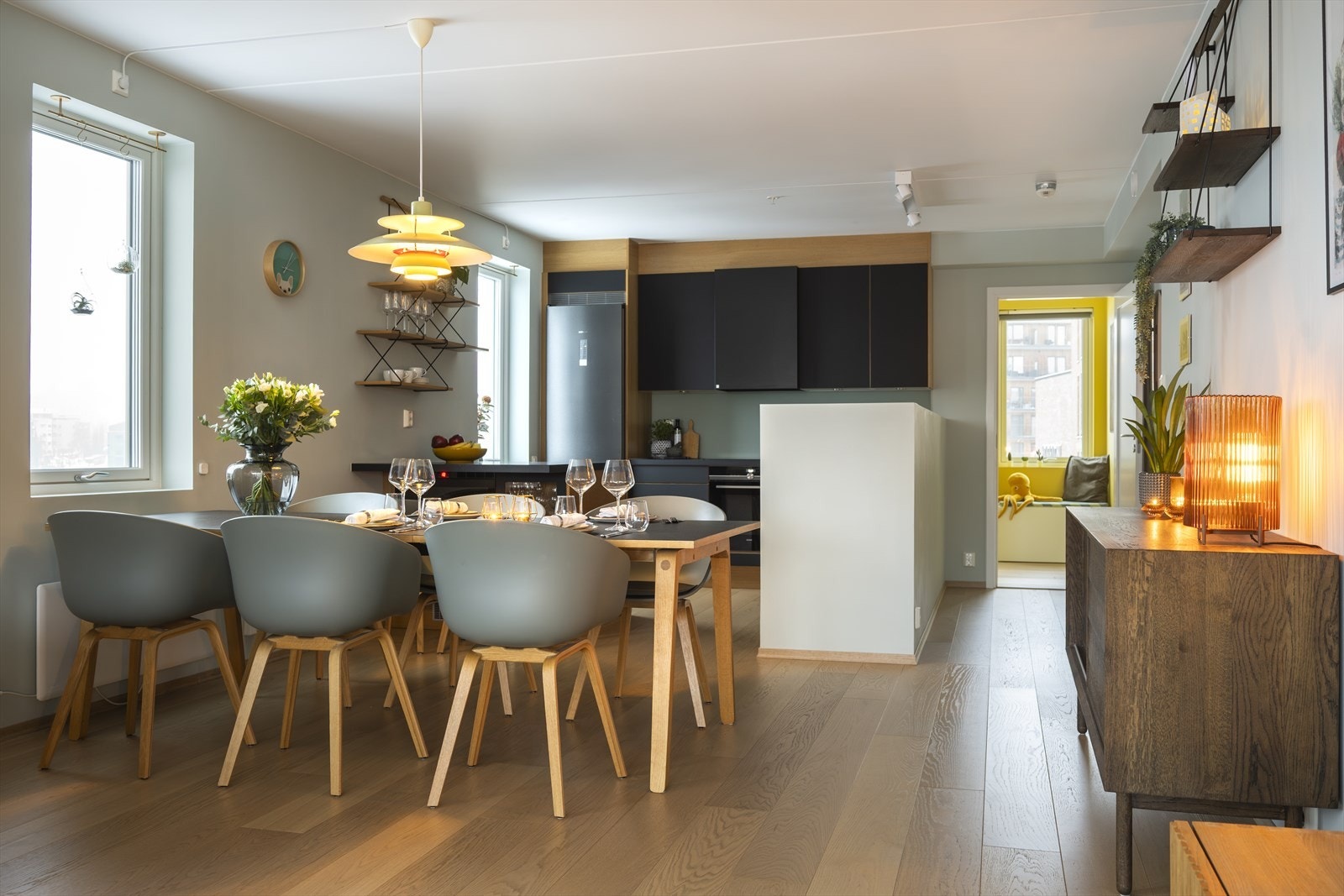 Praktisk kjøkkenløsning som gjør det enkelt å lage mat samtidig som man er sosial og har kontakt med familie og gjester. Galleribilde