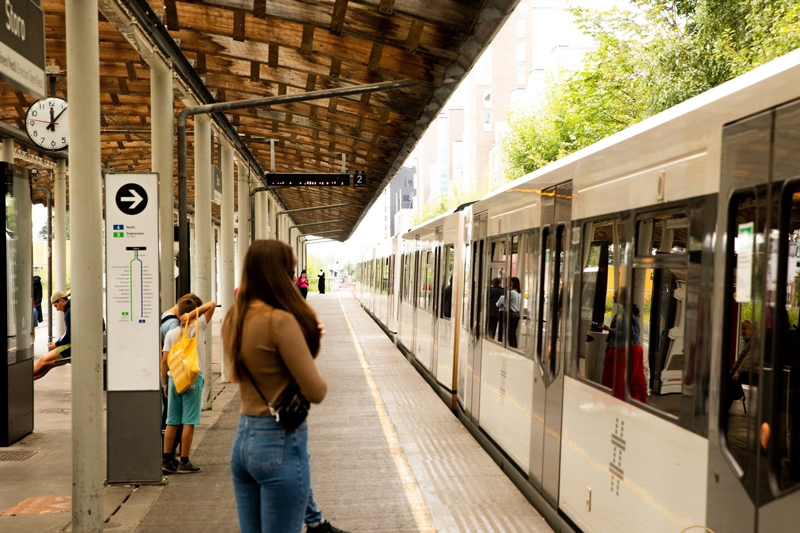 Området er godt dekket med offentlig transport.Storo er et knutepunkt for kollektiv transport, og man kan velge mellom trikk, buss, T-bane, flybuss eller tog, alt innenfor få minutters gangavstand. Galleribilde