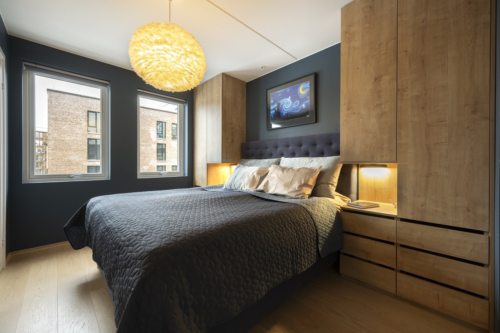 Hovedsoverommet har adkomst direkte fra entréen, og fremstår romslig og innbydende. Galleribilde