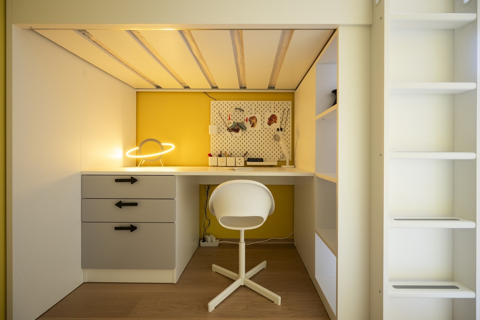 Eget arbeidsområde på soverommet. Galleribilde