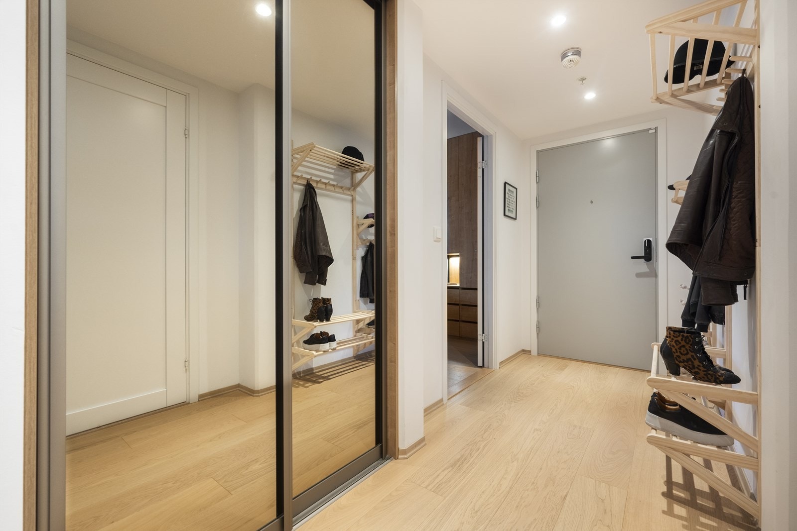 Lys og moderne entré med stilrene flater. Galleribilde